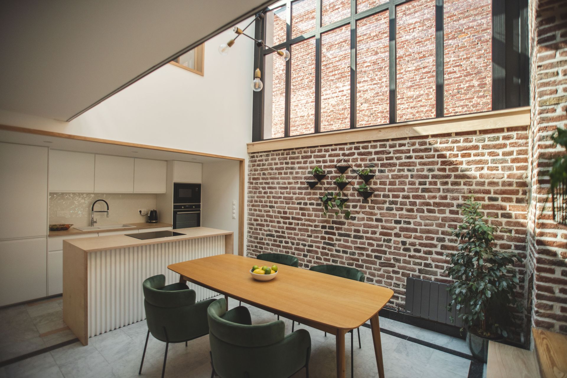 Salle à manger baignée de lumière
