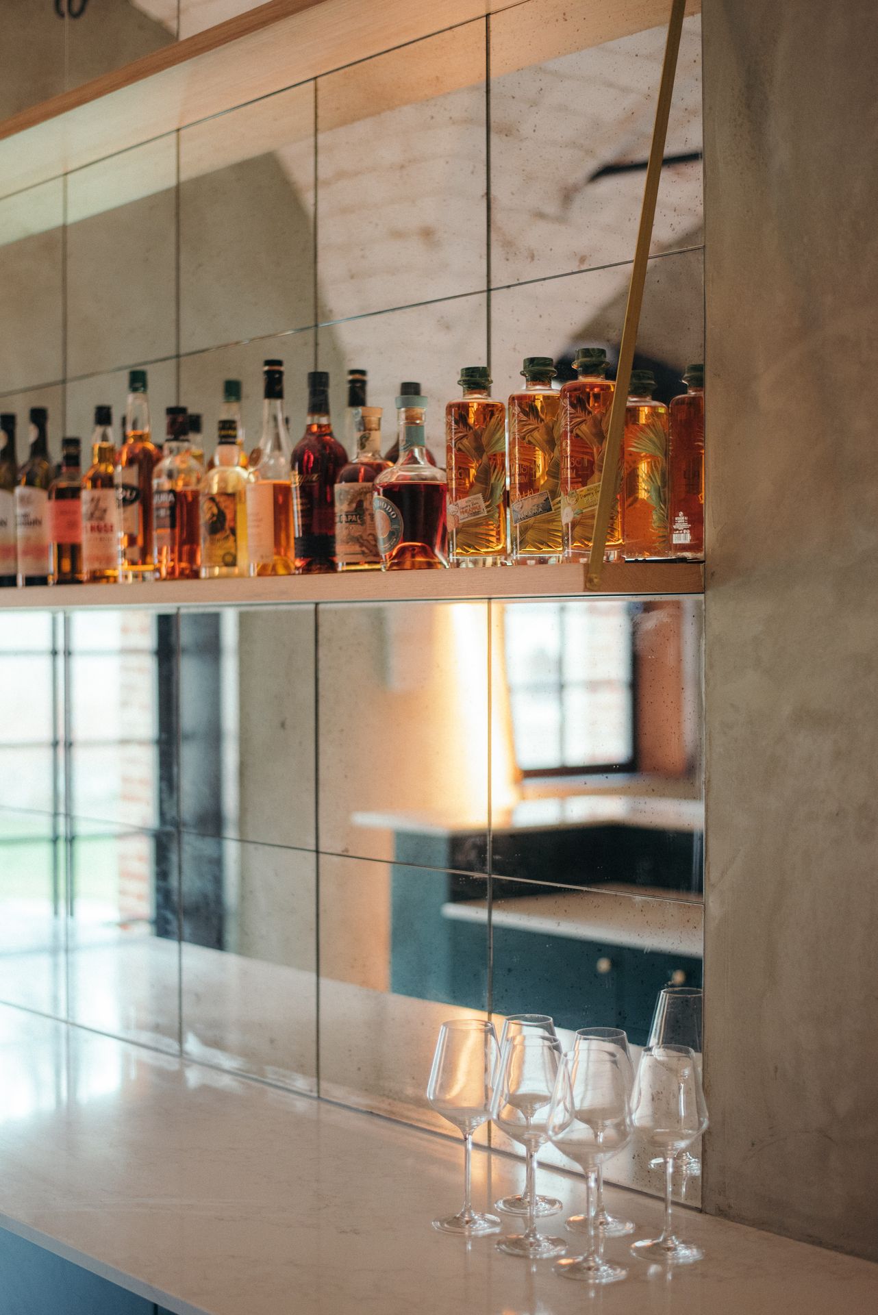 Miroir vieilli et étagères à alcools