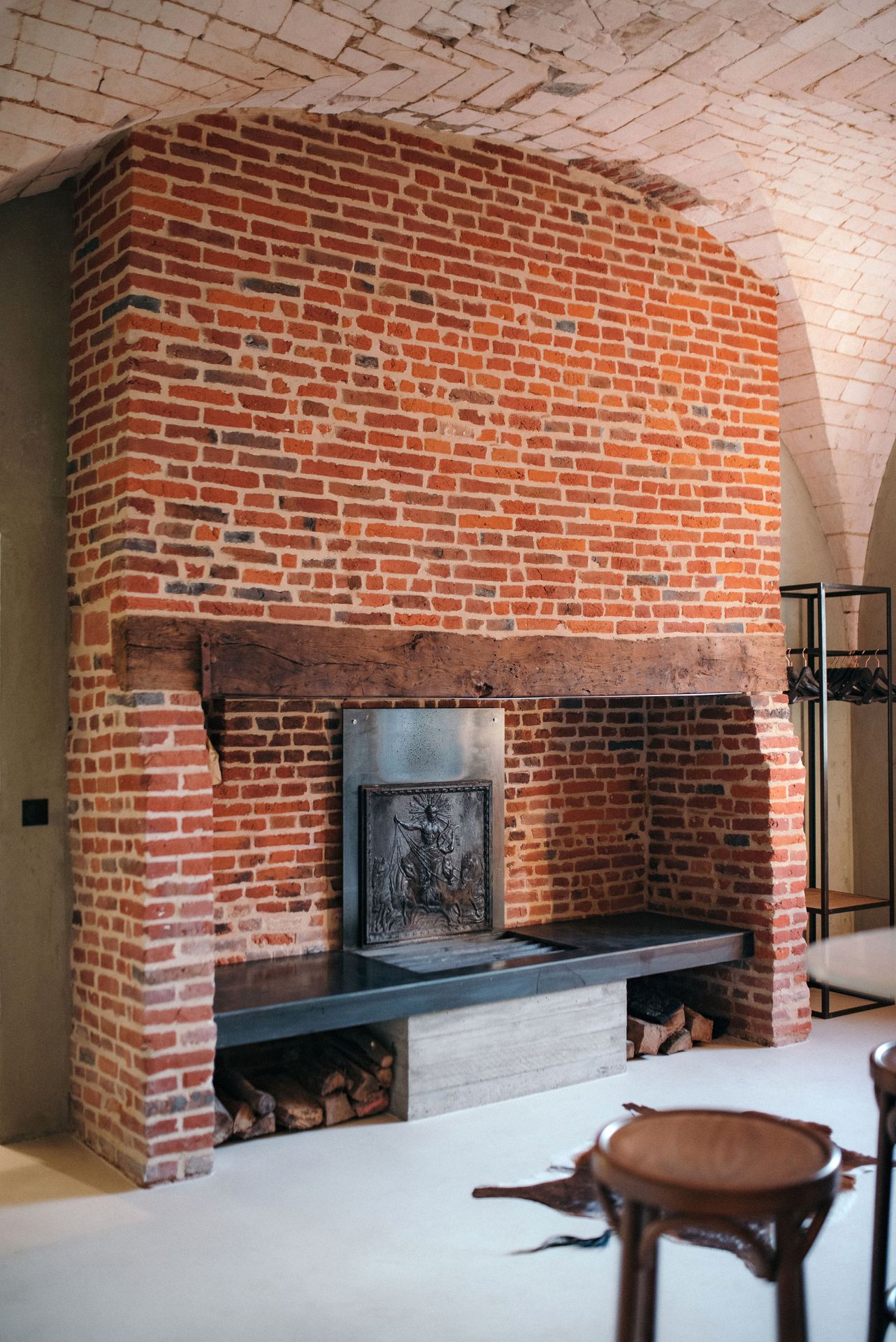 Cheminée en brique et foyer en béton et métal