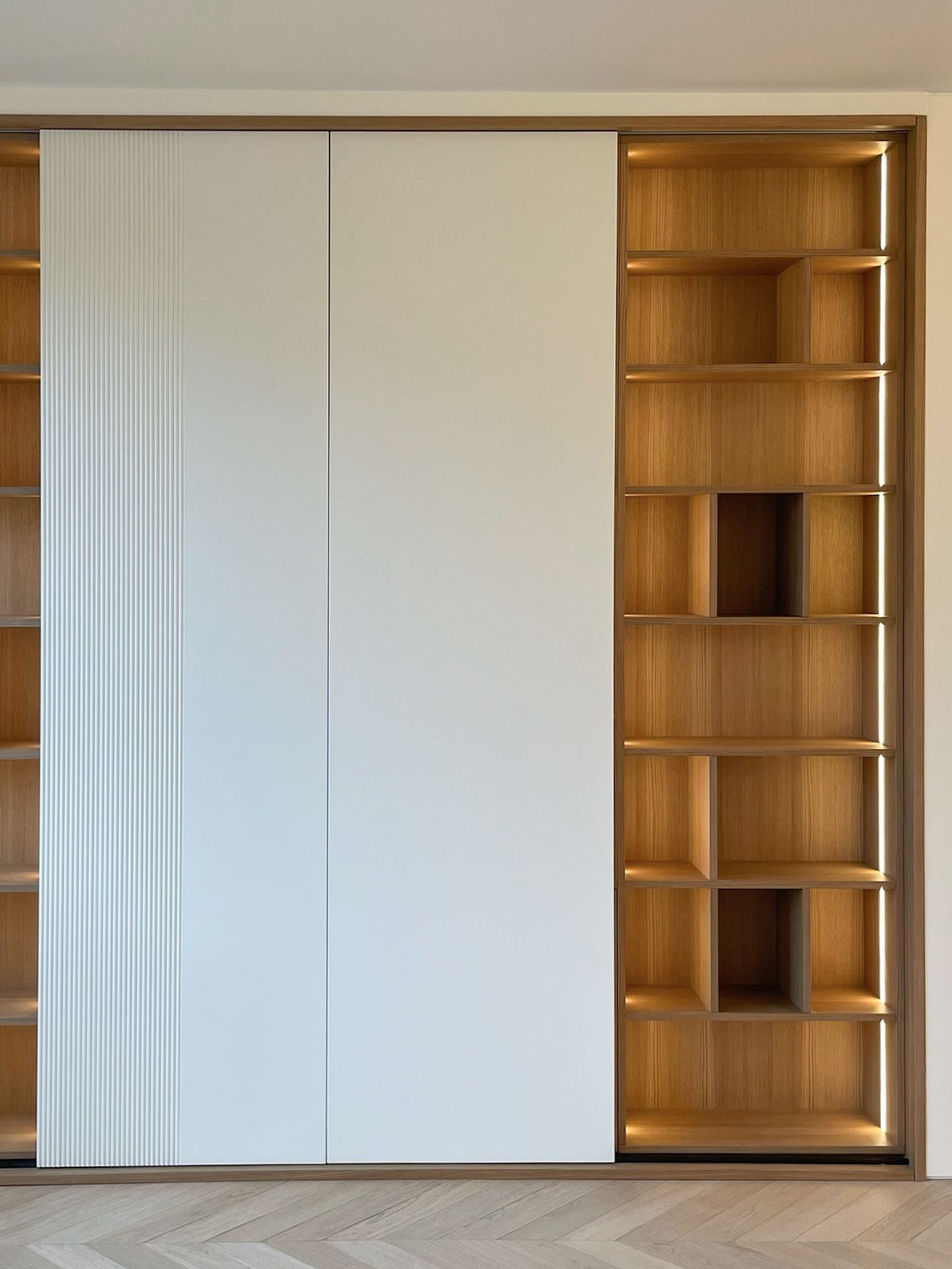 Meuble TV sur mesure, chêne et bois laqué