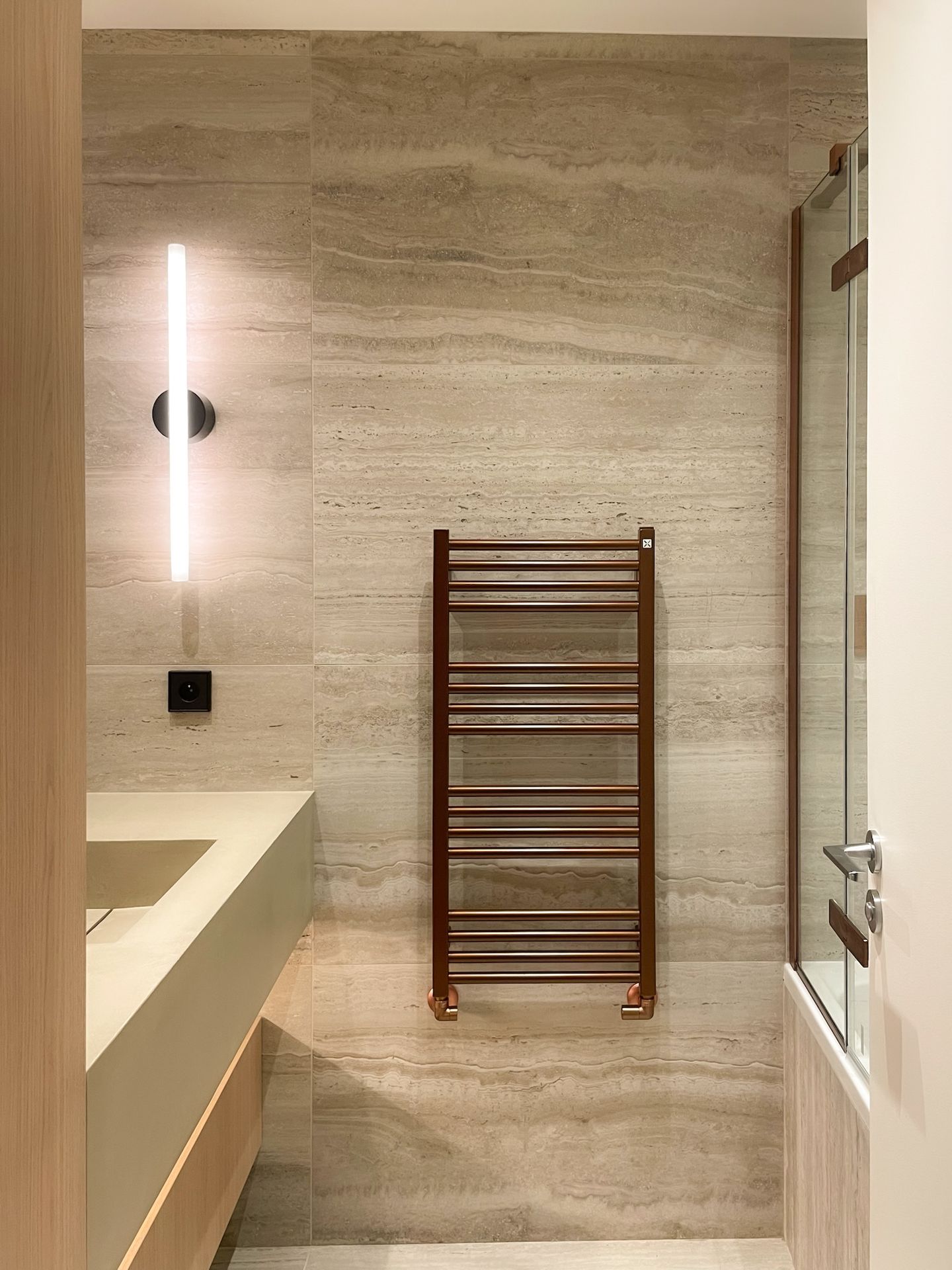 Salle de bain, vasque en béton ciré